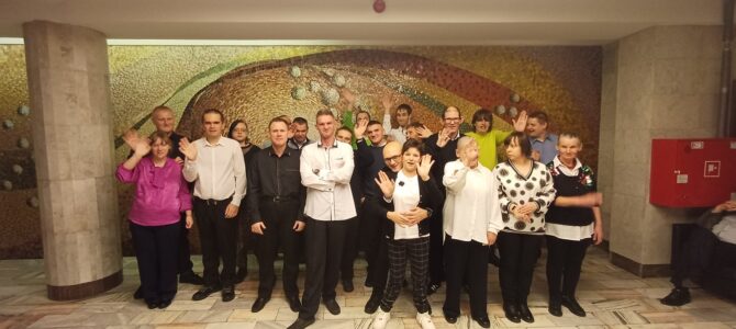 7 listopada 2025 r. – Spektakl „SZALONE NOŻYCZKI” w Teatrze Powszechnym w Radomiu 🎭