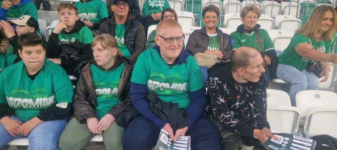 14 września 2026 r. Wspólne piłkarskie emocje – mieszkańcy DPS na meczu Radomiak Radom – Piast Gliwice! 🏟️👏